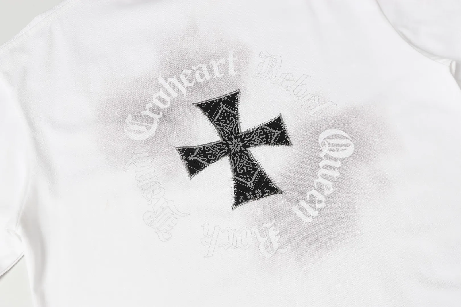 P180 Chrome Hearts] Fabric: 100% cotton Chrome Hearts* Chrome Hearts uses 300g double yarn fabric, 1*1 Solona rib, imported digital white ink front and rear direct injection superimposed printing patch embroidery process, more advanced, loose version, same style for men and women Color: Black White Size: XS S M L